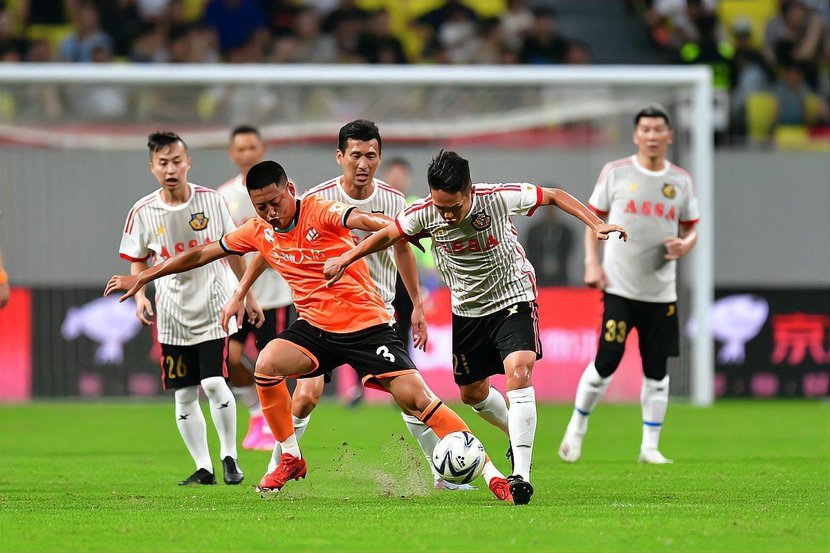 足球比赛中场休息时，球员们调整状态