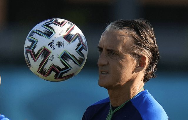 包含意大利队凭借点球淘汰捷克，晋级下一轮的词条