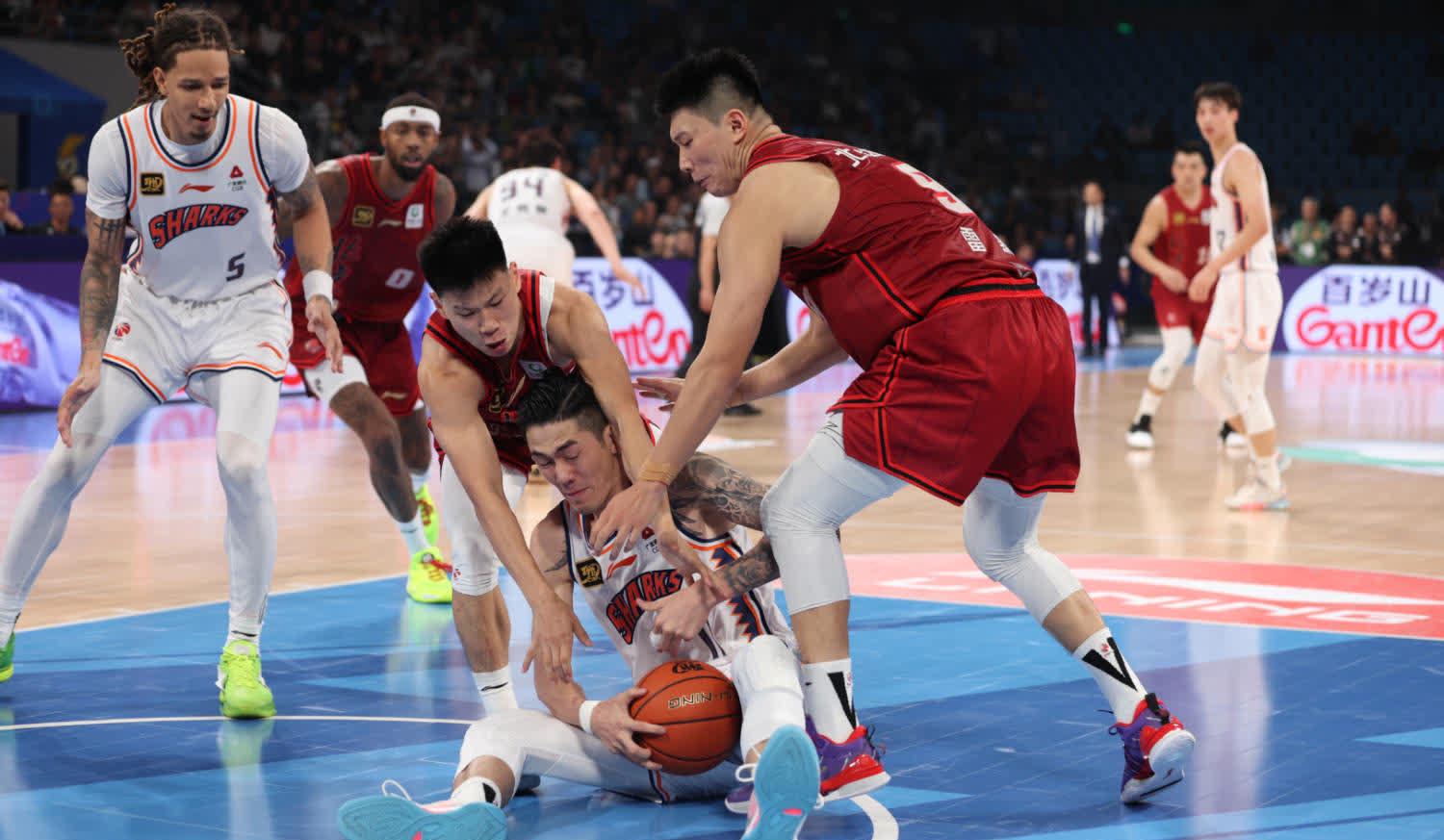 关于激烈对抗，擂鼓开战，篮球赛事火爆进行的信息