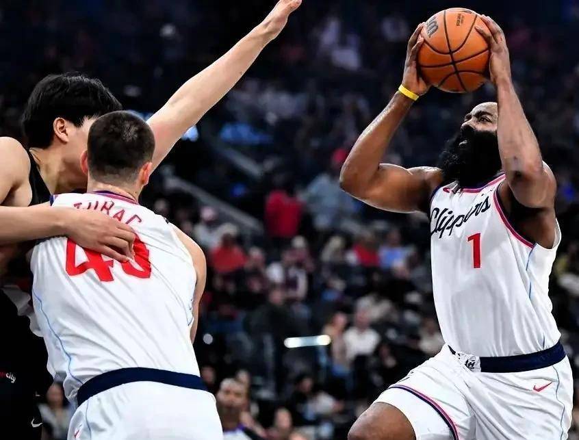 火箭大胜开拓者，哈登砍下分