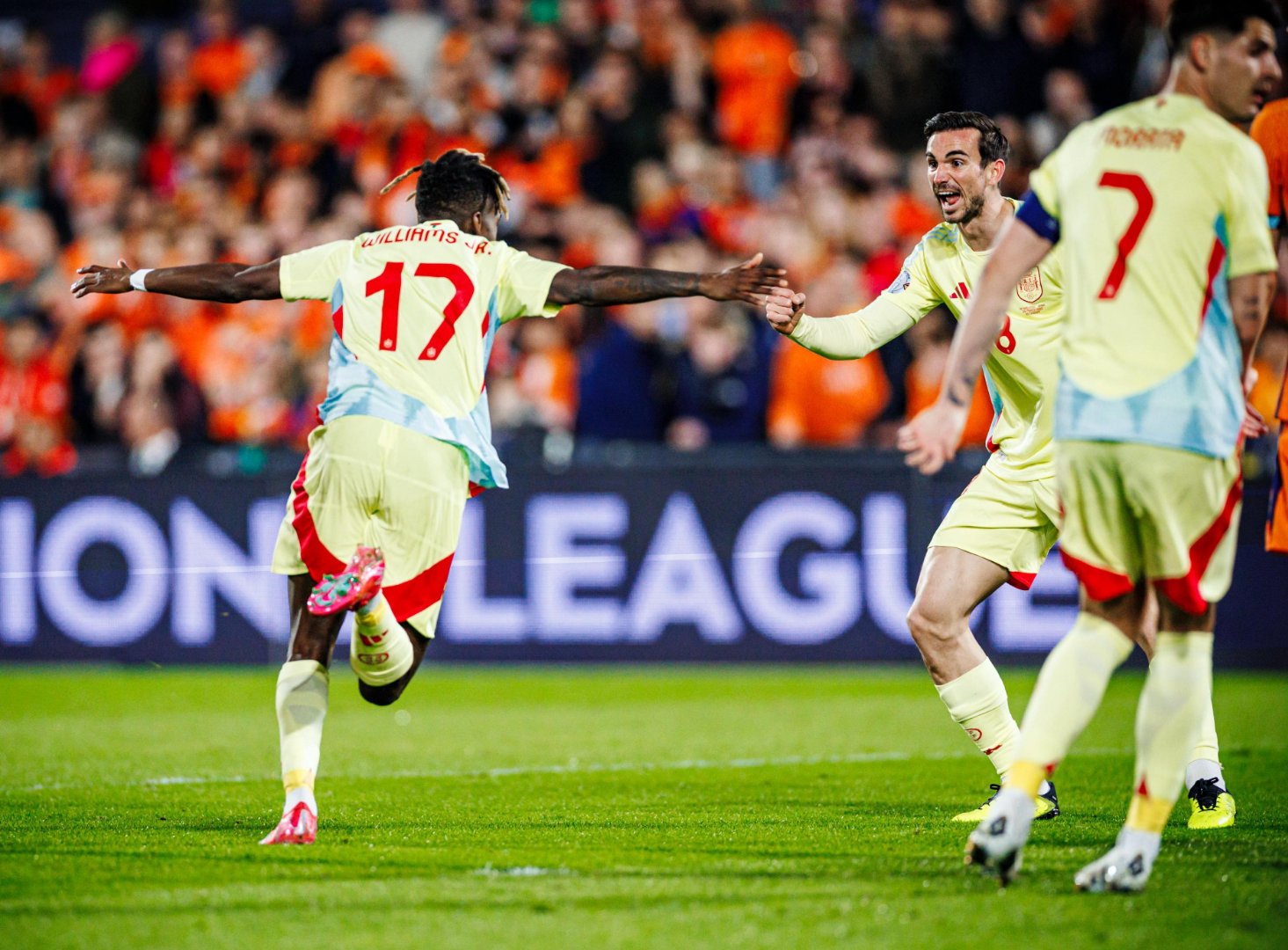 欧国联新赛季开局亮眼，球迷沉浸在比赛中的简单介绍